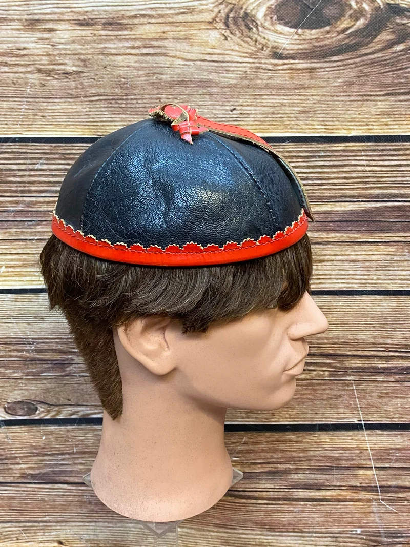 Vintage Lederkappe Schweiz – Rot Schwarz mit Kreuz Applikation