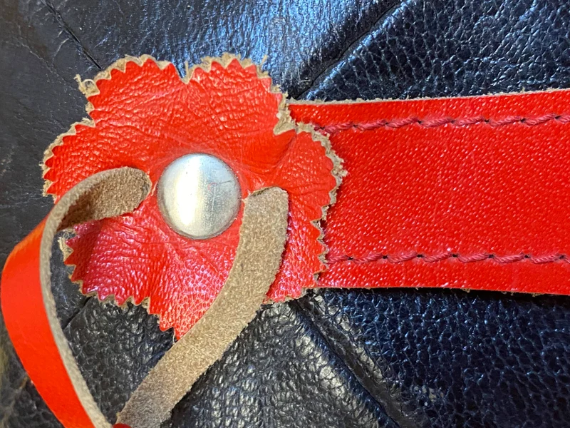 Vintage Lederkappe Schweiz – Rot Schwarz mit Kreuz Applikation