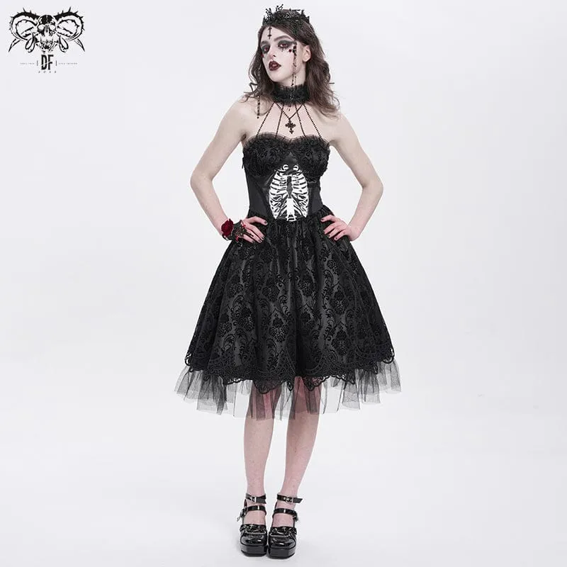 Schwarzes Gothic-Kleid für Damen mit Skelett-Print, Spitzeneinsatz, Neckholder und Hexenmotiv – perfekt für Abschlussfeiern.