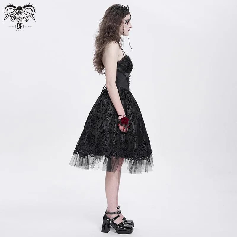 Schwarzes Gothic-Kleid für Damen mit Skelett-Print, Spitzeneinsatz, Neckholder und Hexenmotiv – perfekt für Abschlussfeiern.