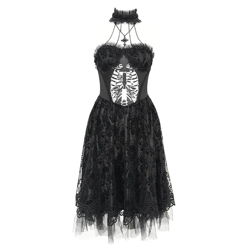 Schwarzes Gothic-Kleid für Damen mit Skelett-Print, Spitzeneinsatz, Neckholder und Hexenmotiv – perfekt für Abschlussfeiern.