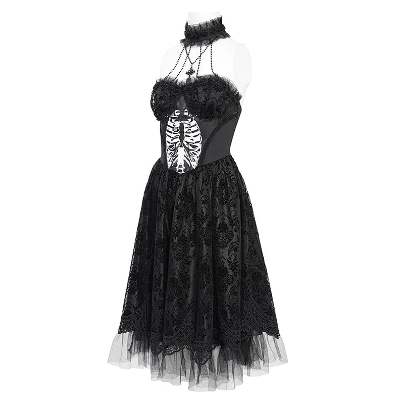 Schwarzes Gothic-Kleid für Damen mit Skelett-Print, Spitzeneinsatz, Neckholder und Hexenmotiv – perfekt für Abschlussfeiern.