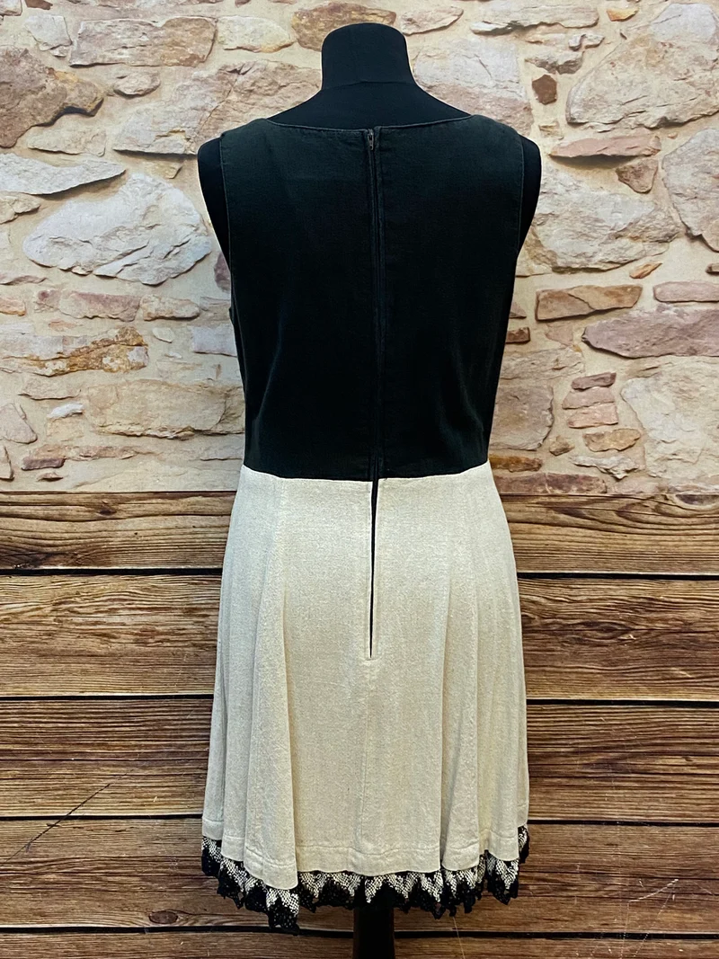 Landhauskleid mit Spitzen-Details – Größe 42