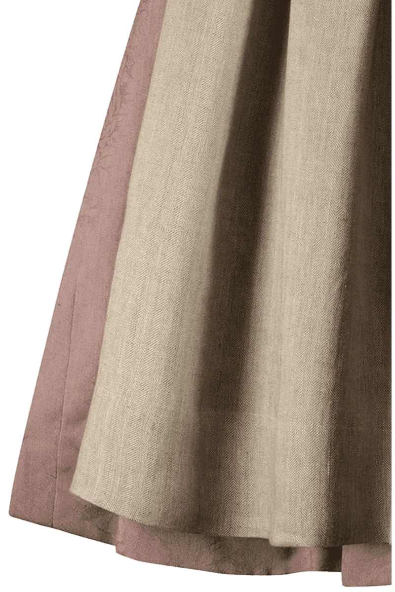 Dirndl lang mit Faltenrock und goldenen Knöpfen