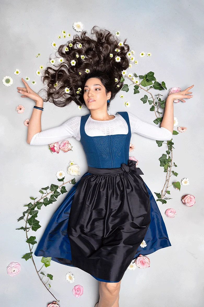 Blaudruck Dirndl mit Nieten besetzt