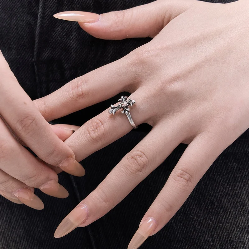 Offener Punk-Ring mit Totenkopf-Kreuz für Damen