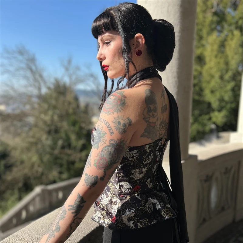 Gothic-Überbrustkorsett mit Koi-Fisch-Aufdruck und Rüschen für Damen