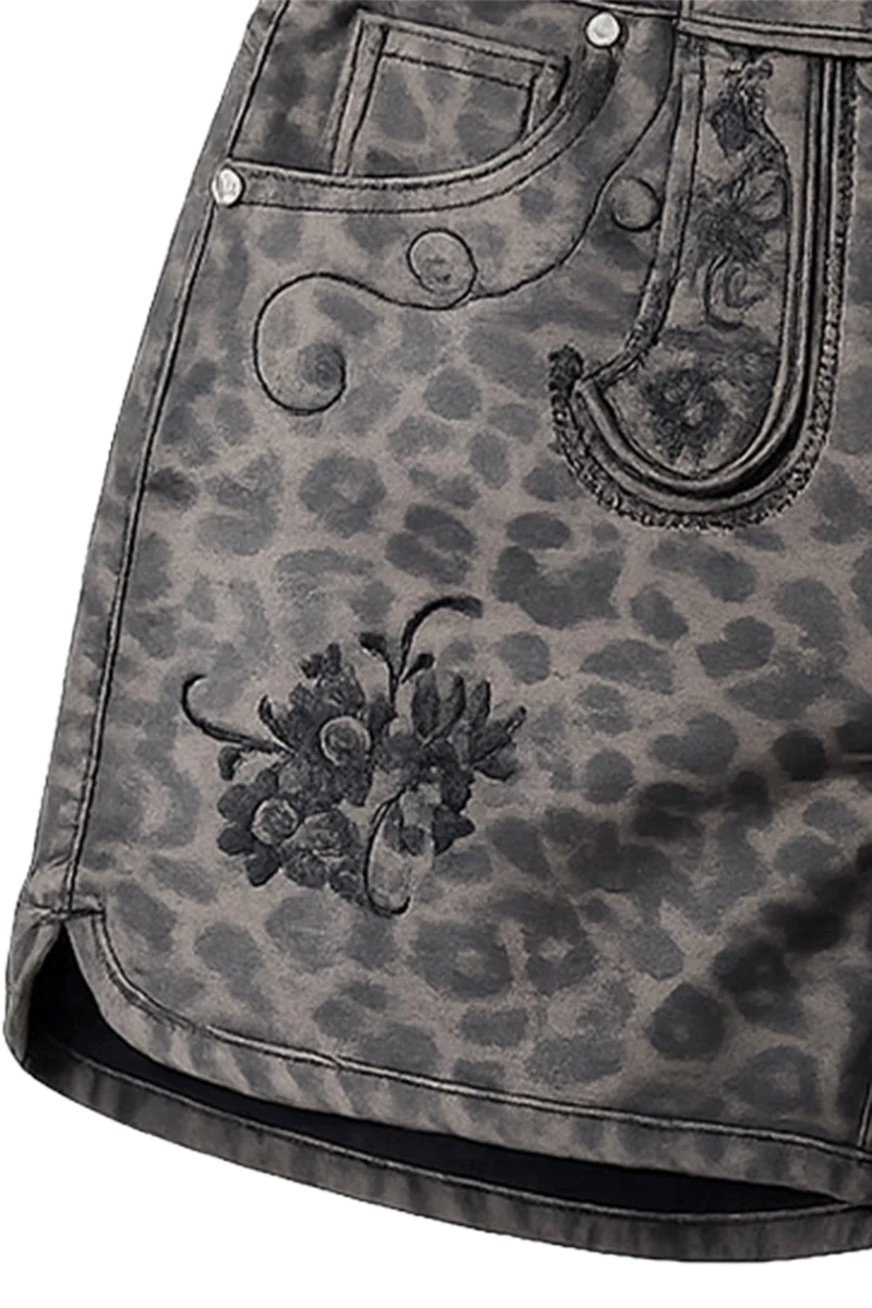 Damen Longshort im Lederhosen-Stil mit Leoprint