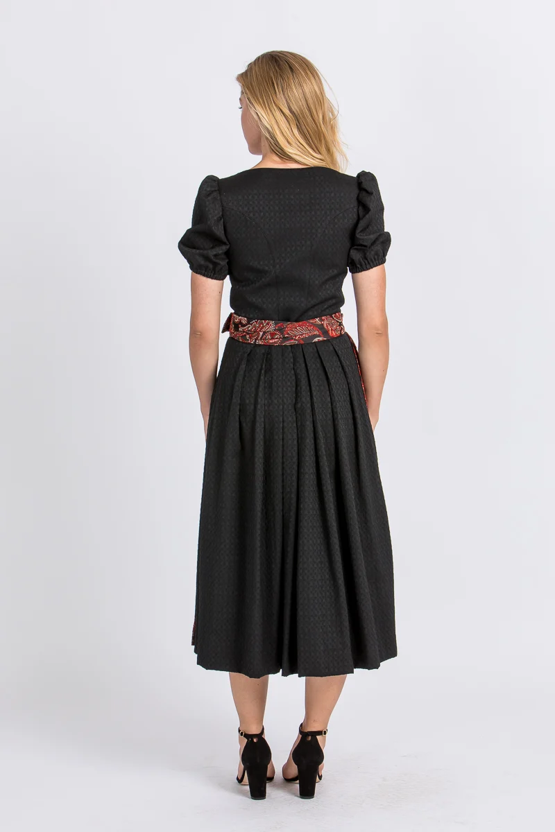 Almliebe Dirndl Rosmarie schwarz/rot