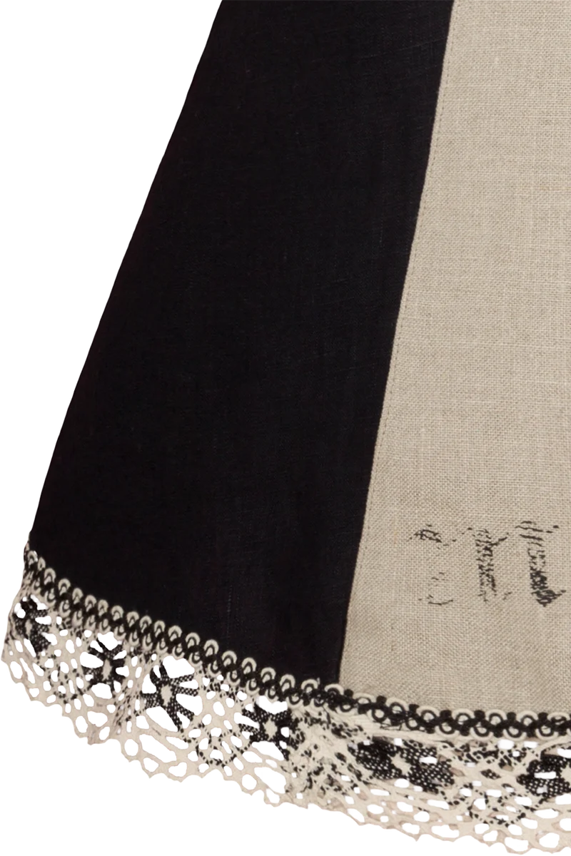 Kurzes Landhauskleid aus Leinen mit Schnürung