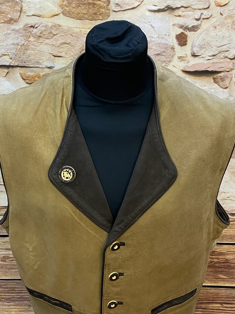 Vintage Trachtenweste Leder Braun mit Jagdmotiv – Gr. 52
