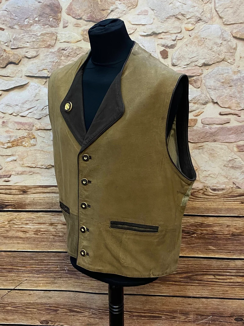 Vintage Trachtenweste Leder Braun mit Jagdmotiv – Gr. 52