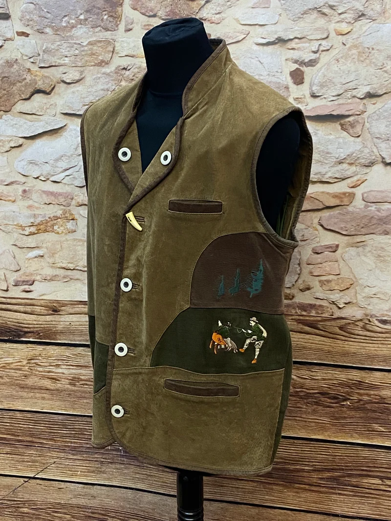 Vintage Trachtenweste Leder Braun/Grün mit Jagdmotiv Stickerei – Gr. 50