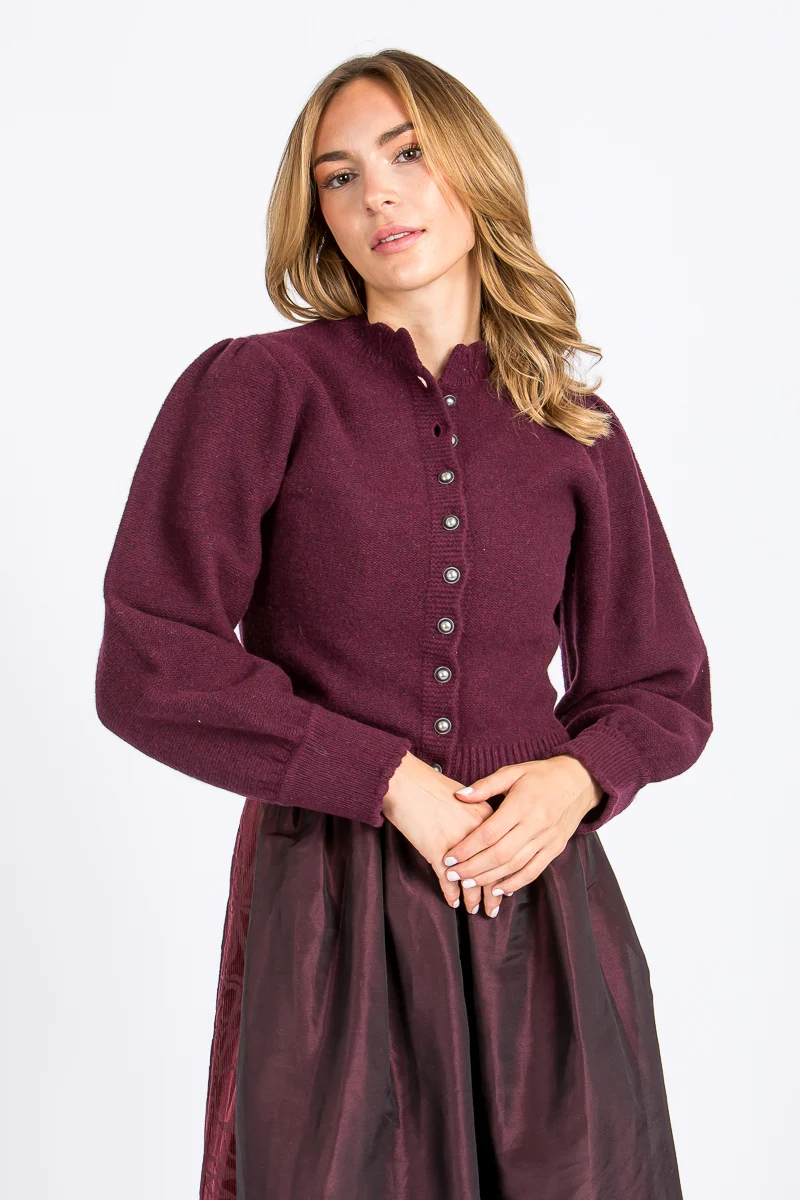 Fei scho schee Strickjacke mit Puffarm aubergine