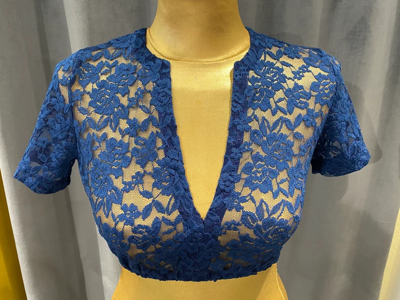 Goldstich Spitzen Dirndlbluse blau mit V-Ausschnitt