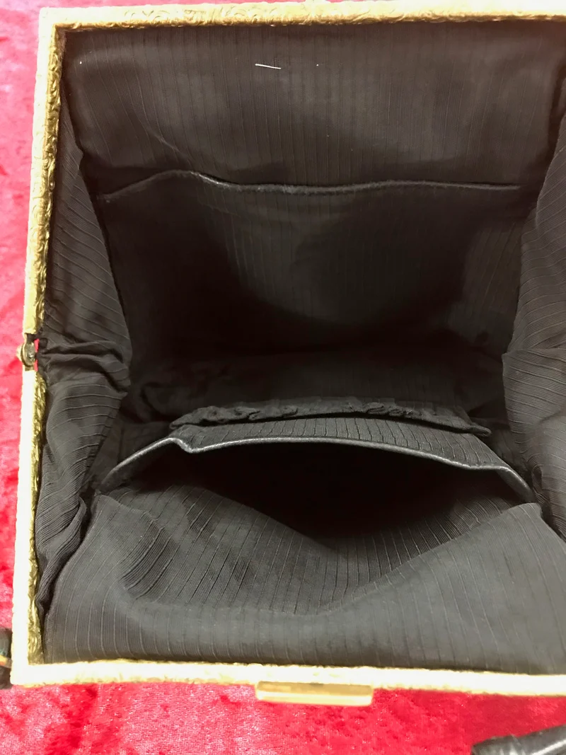 Schwarze Vintage Handtasche aus Echtleder mit geprägtem Muster – 20 x 18 cm