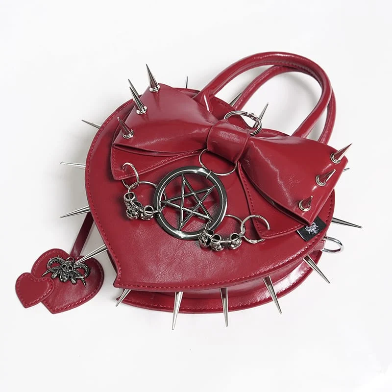Rote gotische Damenhandtasche mit Pentagramm, Stacheln und herzförmigem Muster