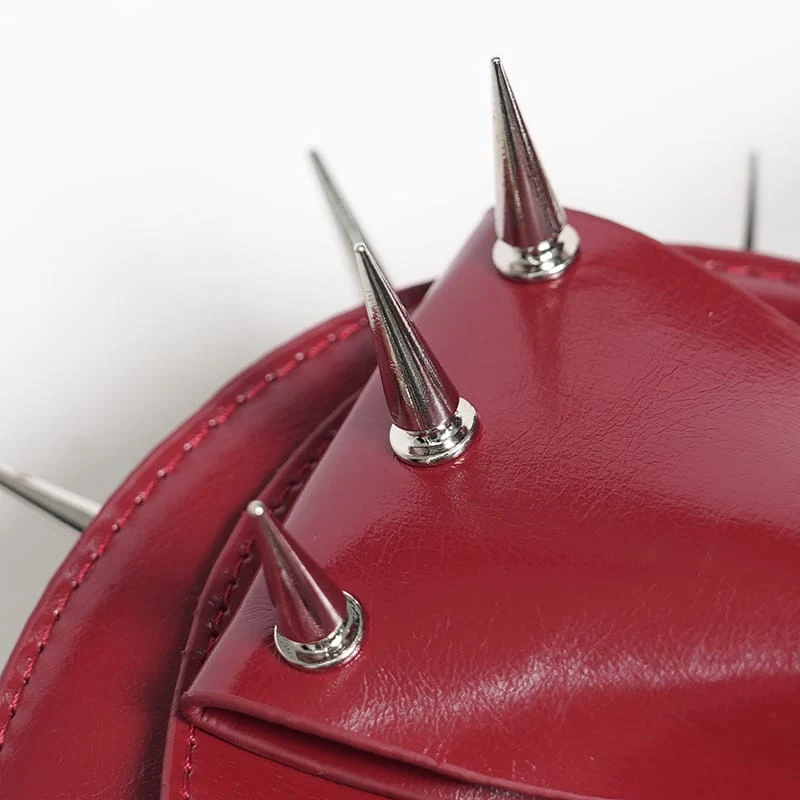 Rote gotische Damenhandtasche mit Pentagramm, Stacheln und herzförmigem Muster