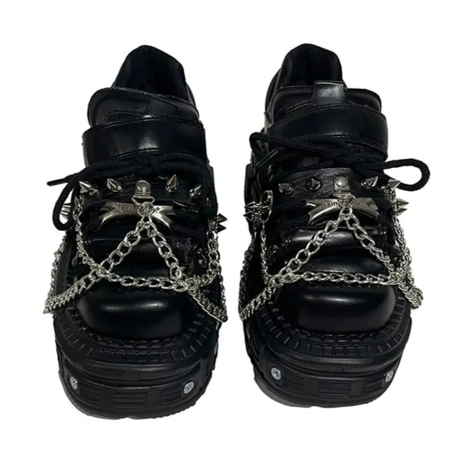Punkige Damen-Plateauschuhe mit Nieten und Ketten