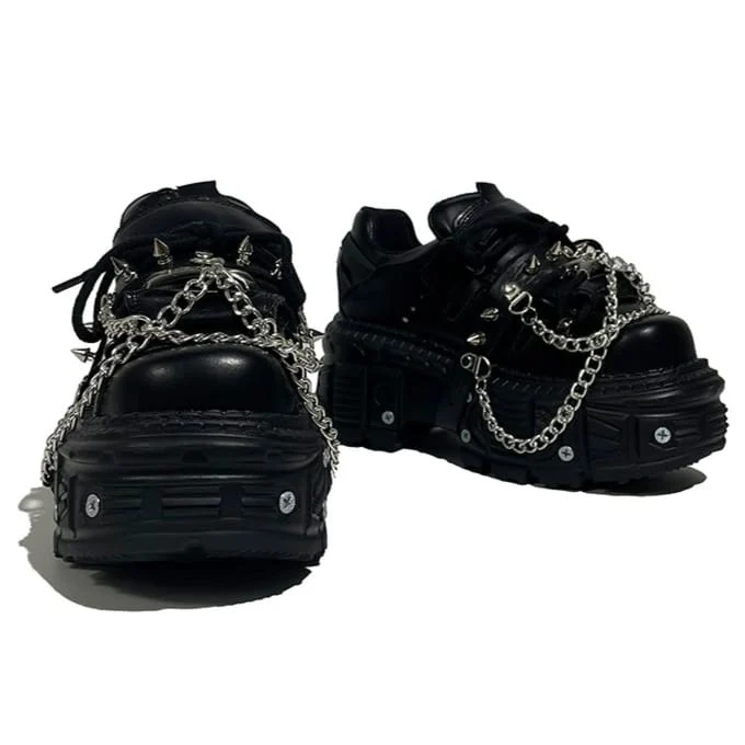 Punkige Damen-Plateauschuhe mit Nieten und Ketten