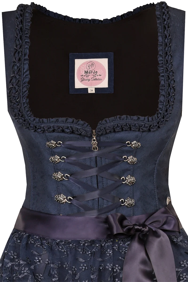 Mini-Dirndl mit Rüschen und Perlen