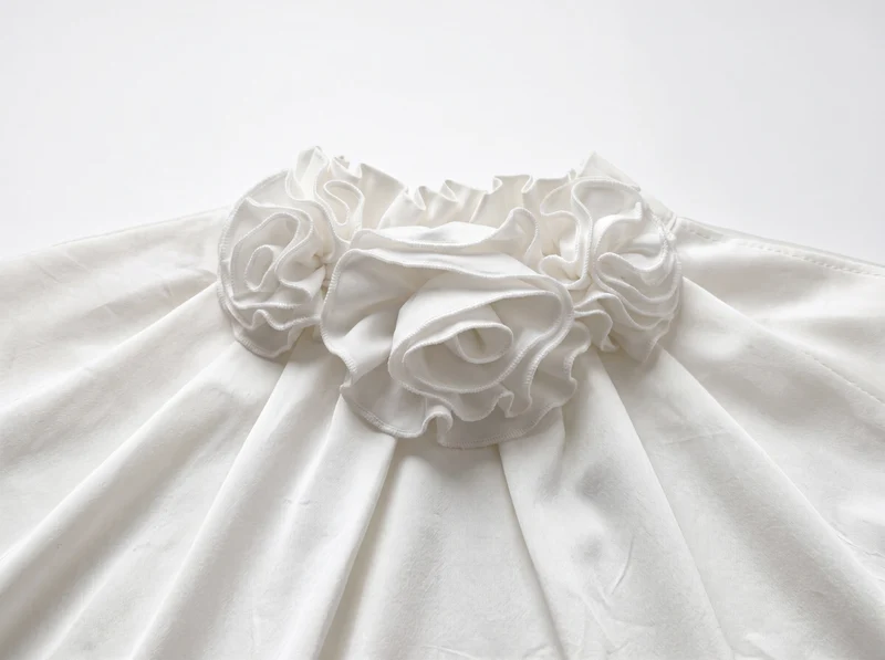 Dirndlbluse mit Rosen