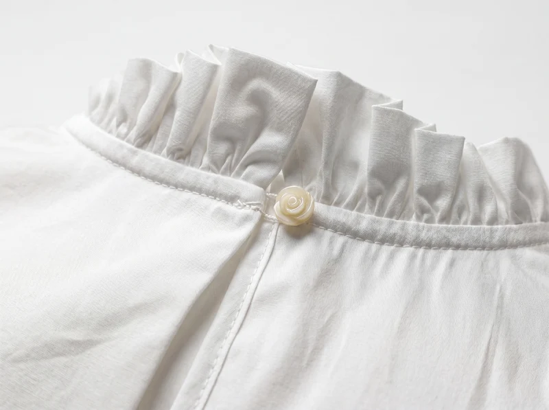 Dirndlbluse mit Rosen