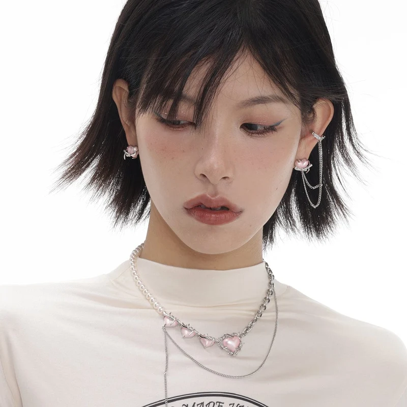 Asymmetrische Damen-Ohrringe mit Grunge-Herz-Zirkon