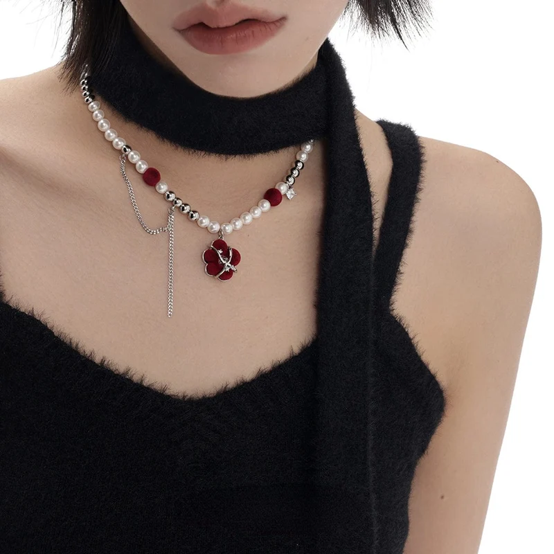 Grunge beflockte florale Perlenkette für Damen