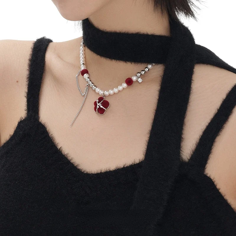 Grunge beflockte florale Perlenkette für Damen