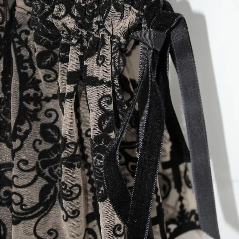 Gotisches Damen-Mesh-Kleid mit unregelmäßigem Blumendruck und Neckwear