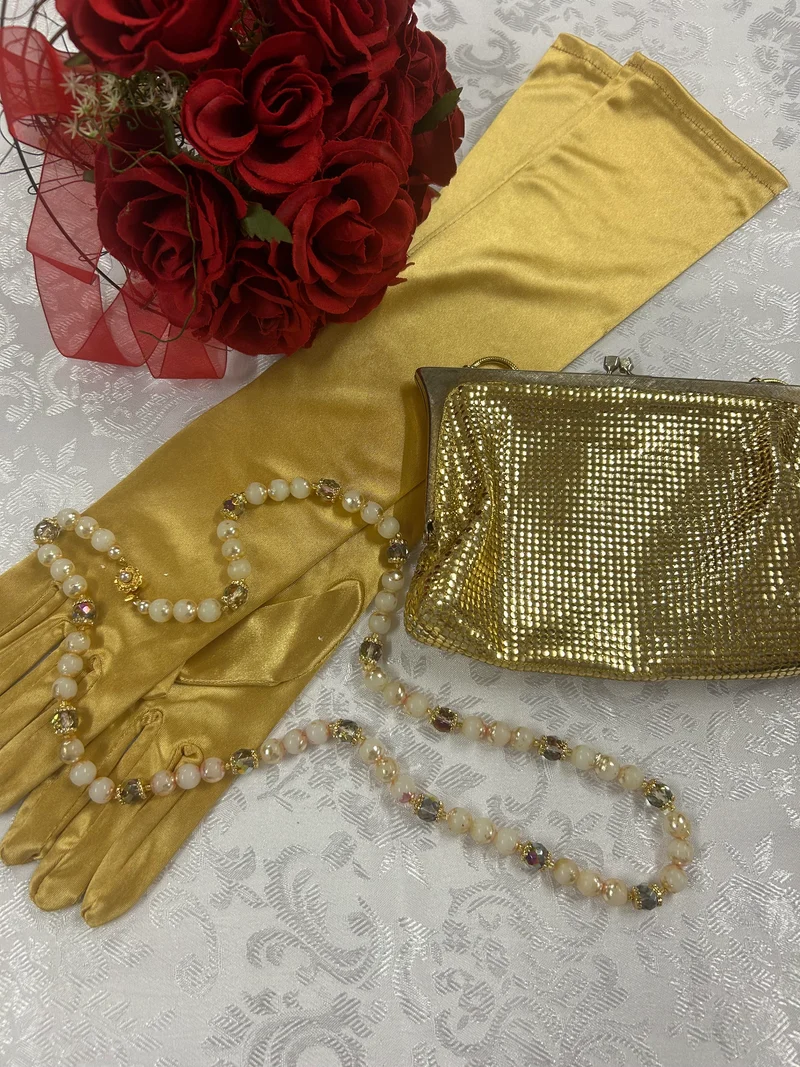 Elegantes Vintage-Set – Goldfarbene Handtasche, Perlenkette & Lange Handschuhe