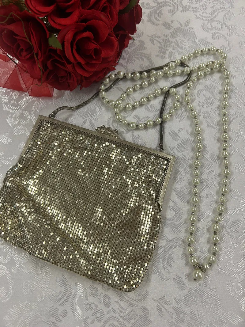 Vintage Abendtasche aus Silber-Mesh mit Perlenkette