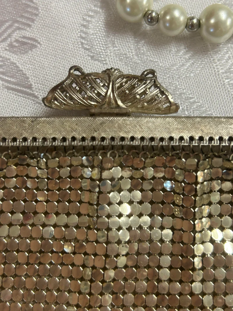 Vintage Abendtasche aus Silber-Mesh mit Perlenkette