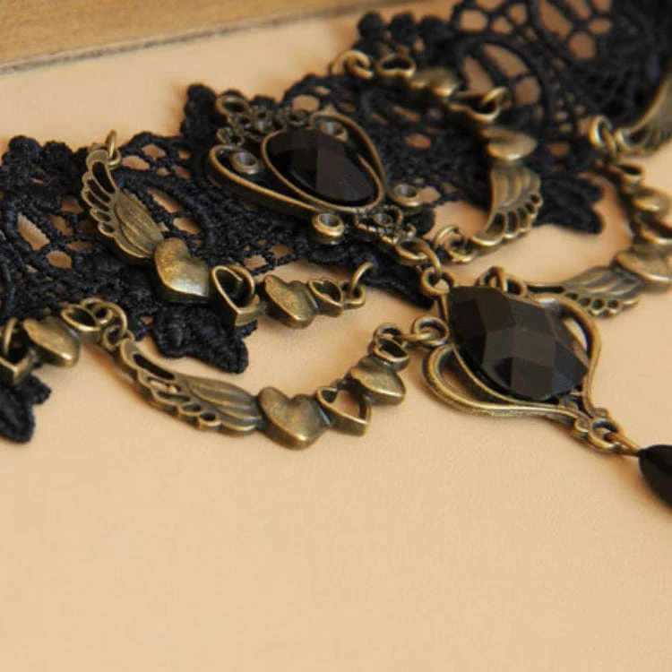 Damen Choker aus gotischer Spitze mit Diamanten und Herzkette