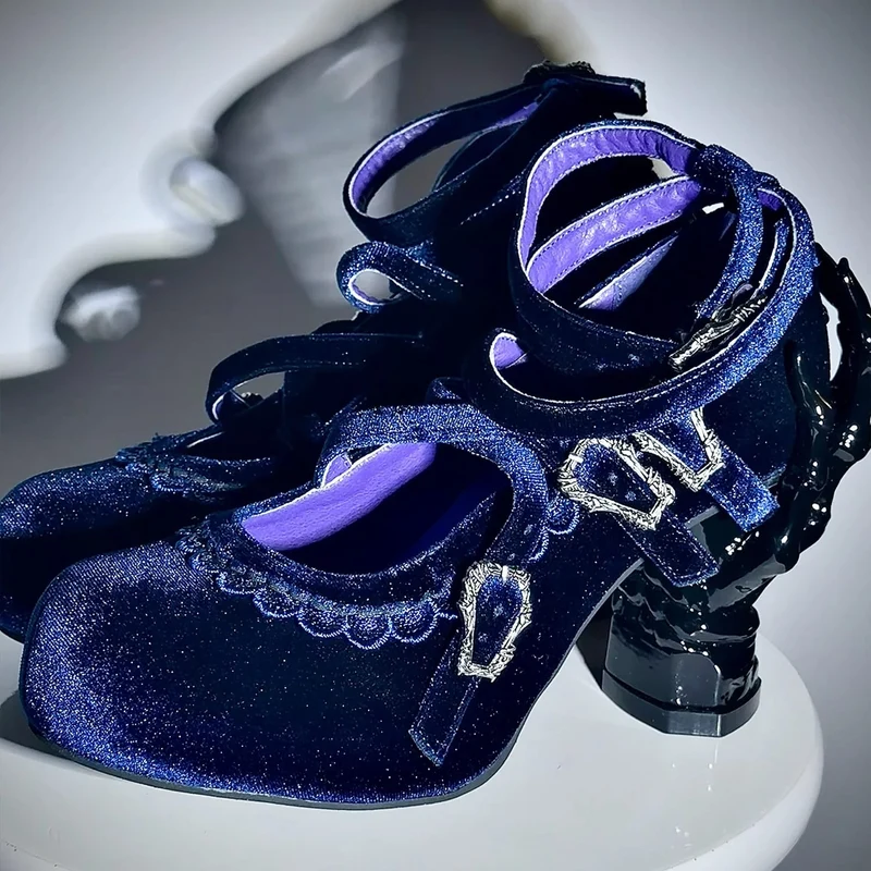 Gothic-Schuhe für Damen mit gekreuzten Schnallenriemen und Skeletthand-Absatz