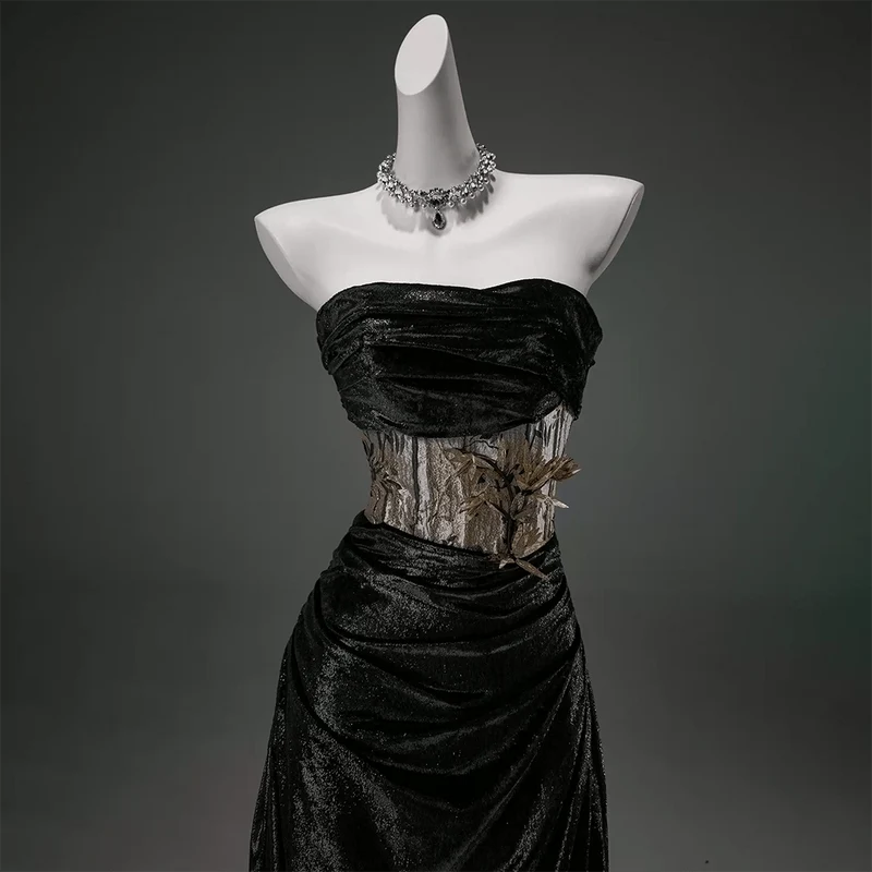 Maßgeschneidertes Vintage-Gothic-Hochzeitskleid aus Samt mit Glücksbambus-Motiv, schulterfrei und trägerlos