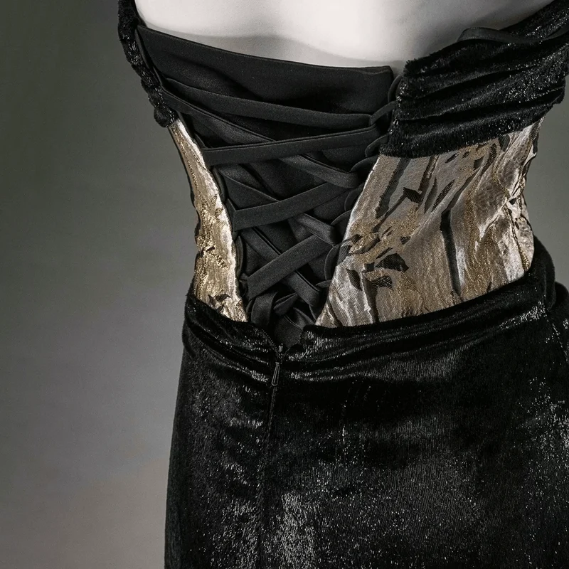 Maßgeschneidertes Vintage-Gothic-Hochzeitskleid aus Samt mit Glücksbambus-Motiv, schulterfrei und trägerlos