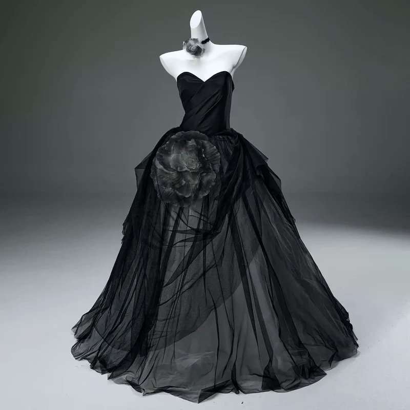 Maßgeschneidertes Gothic Big Rose Mehrschichtiges trägerloses Brautkleid für Damen