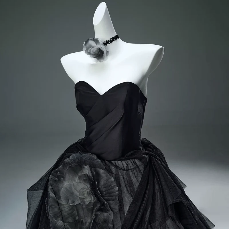 Maßgeschneidertes Gothic Big Rose Mehrschichtiges trägerloses Brautkleid für Damen