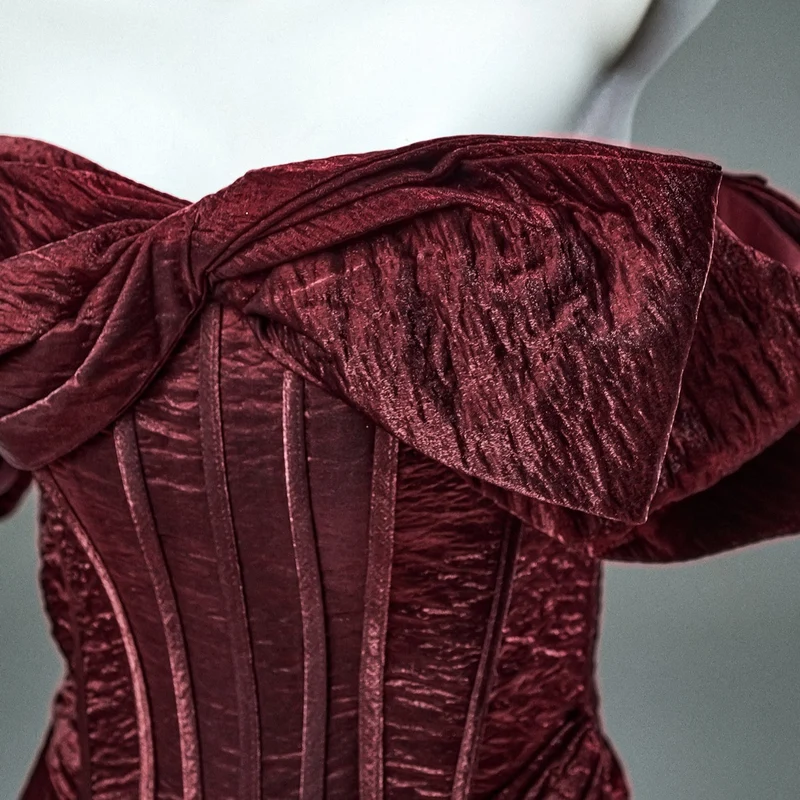 Maßgeschneidertes, gotisches, trägerloses, rotes Smokingkleid mit Schleife und Schnürung für Damen