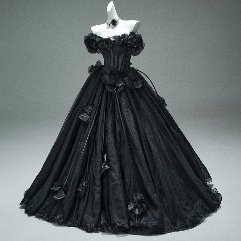 Maßgeschneidertes Gothic-Brautkleid im mehrlagigen Maxi-Ballkleid-Stil für Damen mit schulterfreiem Blumenmuster und Korsett