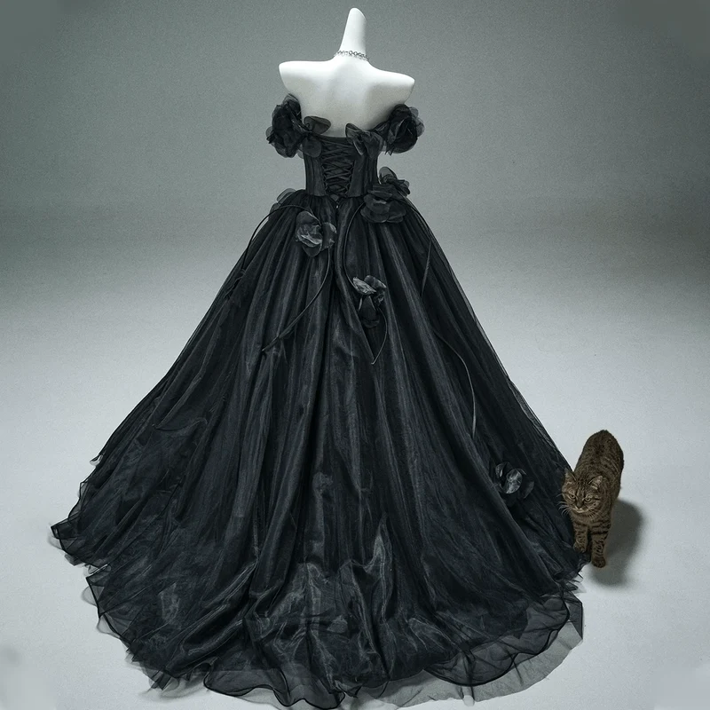 Maßgeschneidertes Gothic-Brautkleid im mehrlagigen Maxi-Ballkleid-Stil für Damen mit schulterfreiem Blumenmuster und Korsett