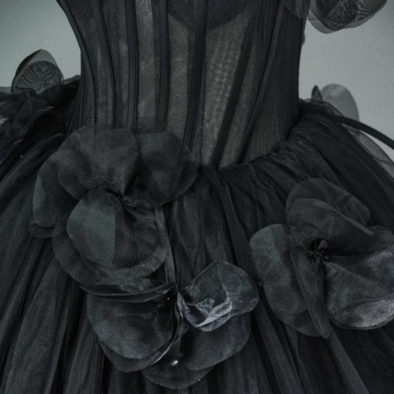 Maßgeschneidertes Gothic-Brautkleid im mehrlagigen Maxi-Ballkleid-Stil für Damen mit schulterfreiem Blumenmuster und Korsett