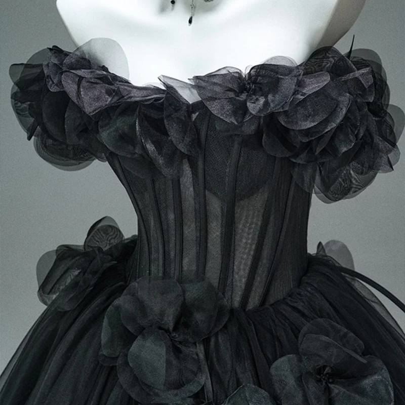 Maßgeschneidertes Gothic-Brautkleid im mehrlagigen Maxi-Ballkleid-Stil für Damen mit schulterfreiem Blumenmuster und Korsett