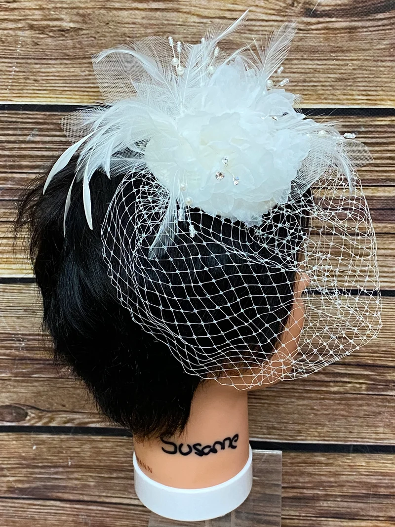 Kleiner Fascinator, Kopfschmuck in weiß für die Hochzeit
