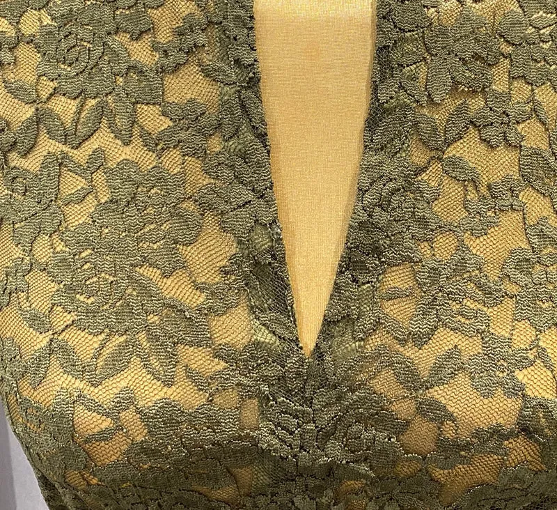 Goldstich Spitzen Dirndlbluse oliv mit V-Ausschnitt