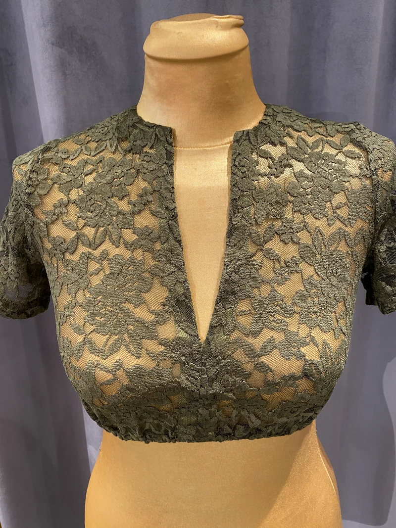 Goldstich Spitzen Dirndlbluse oliv mit V-Ausschnitt