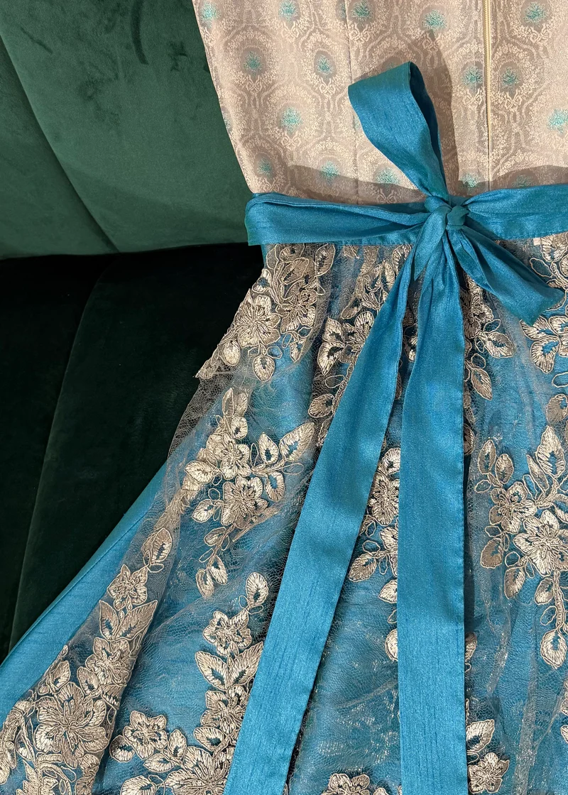 Dirndl Goldstich grau/hellblau mit Spitzen Schürze 70cm