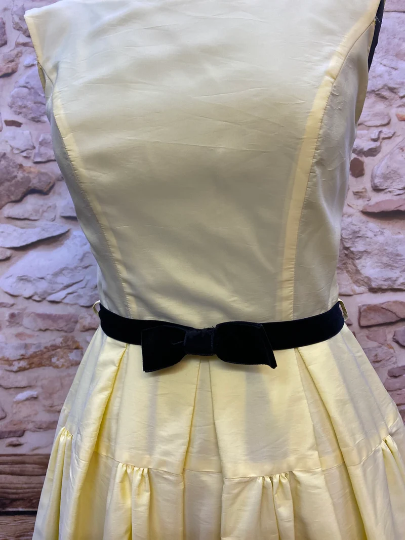 50er Jahre Kleid Hellgelb Gr. 34 – Swing Kleid mit Samtgürtel